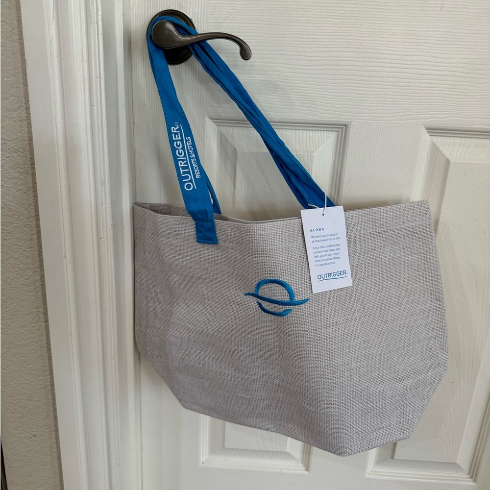 NWT beige burlap-type cloth, open beach tote bag.  Blue Outrigger handles.